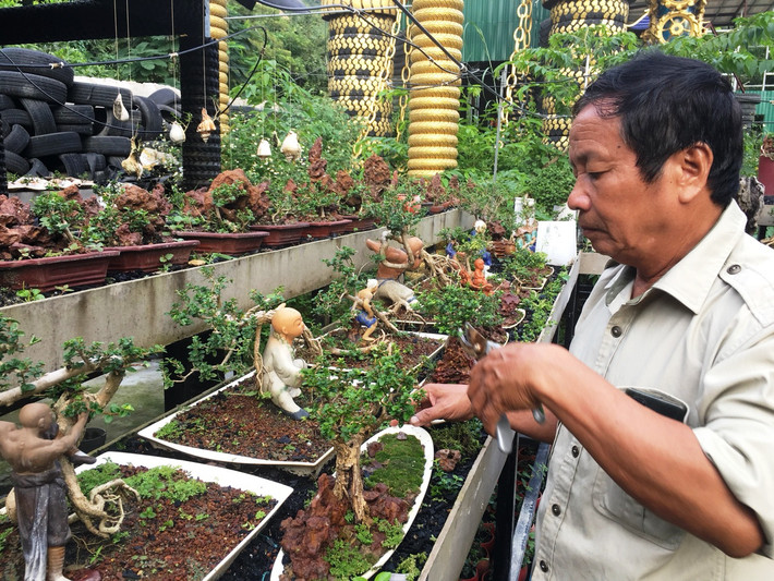 Năm ngoái, ông Nguyễn Văn Phúng (ở thôn Phước Thượng, xã Phước Đồng, TP Nha Trang, tỉnh Khánh Hòa) được Tổ chức Liên minh Kỷ lục Thế giới thông báo công nhận “Bộ sưu tập bonsai và tiểu cảnh mini có số lượng nhiều nhất thế giới". Ảnh: Dân Việt.