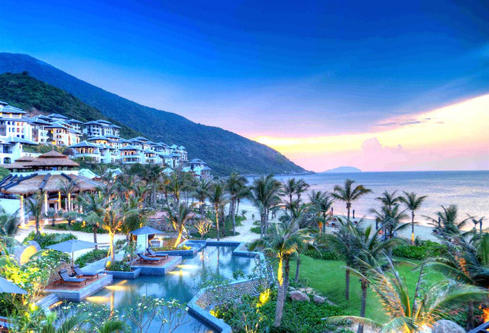 InterContinental Da Nang Sun Peninsula Resort, Đà Nẵng có phong cách truyền thống kết hợp hài hòa với đường nét kiến trúc hiện đại được đánh giá là một trong những khu nghỉ dưỡng đáng đến nhất dịp nghỉ lễ 30/4 và 1/5.
