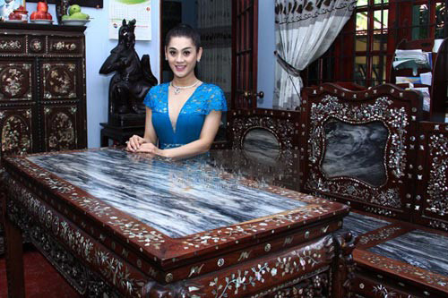 Ngoài ra, đồ nội thất trong nhà có trị giá hàng tỷ đồng. Hình ảnh Lâm Chi Khanh chụp tại nhà với bộ bàn ghế gỗ được khảm trai cầu kỳ, tỉ mỉ.