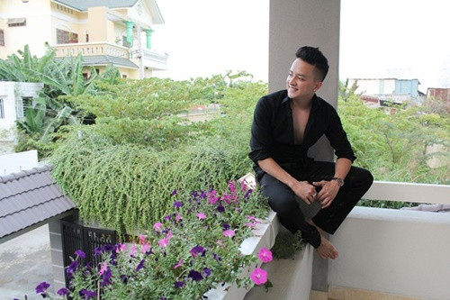 Ngoài ra, không gian sống của nam ca sỹ này khá gần gũi thiên nhiên, cỏ cây. Ban công nhà được làm đẹp bằng những giỏ hoa dạ yến thảo nhiều màu đẹp mắt.