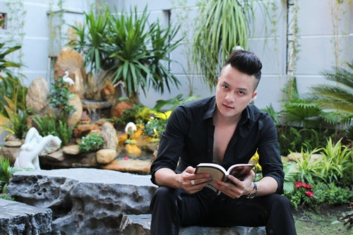 Nam ca sỹ Cao Thái Sơn từng chia sẻ trên trang cá nhân về việc anh rất thích thú khi có khu vườn rộng rãi, thoáng máng. Không gian trong vườn khá thoáng đãng, cũng là nơi lý tưởng để đọc sách, thư giãn sau những ngày làm việc căng thẳng.