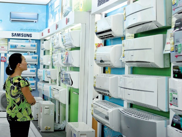 Trong số các mặt hàng giảm giá mạnh đầu hè, điều hòa nhiệt độ giảm từ 20 - 25%, đi kèm với nhiều khuyến mại như tặng phiếu giảm giá mua thiết bị di động, hỗ trợ lắp đặt. Cụ thể, dòng điều hòa 1 chiều Sharp AH-X9 (công suất 9000 BTU) còn 7,9 triệu đồng, Panasonic là 10,9 triệu đồng.