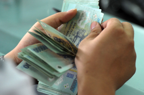 Ngoài ra, với mỗi hóa đơn trị giá trên 1.000.000 đồng, khách hàng sẽ có thể bốc thăm, quay trúng thưởng nhiều quà tặng như Iphone 6, Samsumg Galaxy S6, gậy selfie, tặng set nước hoa và body lotion.