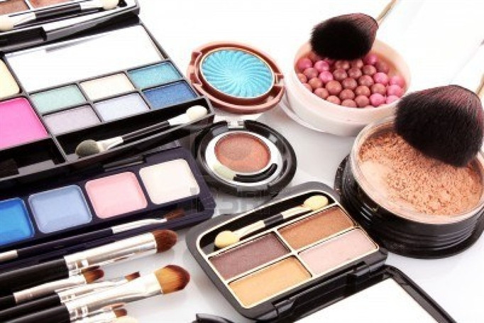 Hàng nghìn sản phẩm làm đẹp của các thương hiệu như Yves rocher, Ohui, tặng kèm các món quà cho khách hàng như sơn móng tay, kem mắt, nước hoa hồng, sữa rửa mặt cho từng loại hóa đơn của khách hàng.