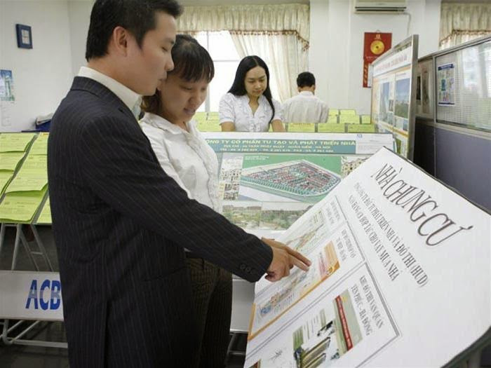 Ngoài ra, với những khuyến mại, chiết khấu của chủ đầu tư, người mua nhà phải tìm hiểu kỹ. Khi bàn giao nhà nên kiểm tra các giấy tờ liên quan, tránh tình trạng bàn giao thiếu đồ đạc (hứa bổ sung nhưng thực tế là không), bắt người mua nhà phải nộp thêm các khoản phí để được cấp sổ đỏ, sổ hồng.
