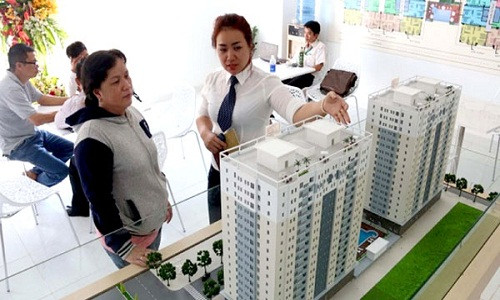 Thị trường bất động sản Hà Nội đang khá "nóng" với việc mở bán nhiều căn hộ nội và ngoại thành với nhiều mức giá đắt, rẻ khác nhau. Nhiều gia đình muốn tìm mua chung cư nhưng có quá nhiều thông tin khiến họ trở nên khó lựa chọn. Những lưu ý dưới đây sẽ giúp bạn gỡ rối.