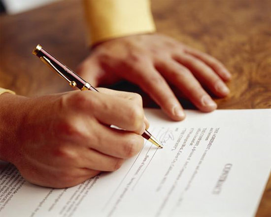 Theo KTS Nguyễn Đức Thuận (công ty tư vấn kiến trúc HHT): “Nếu đã quyết định mua căn hộ chung cư, khách hàng phải kiểm tra kỹ hợp đồng. Trong đó, giá cả phải rõ ràng, ấn định ở một giá nào đó, thanh toán ở những mốc thời gian rõ ràng. Tránh trường hợp chủ đấu tư tăng giá sau khi ký hợp đồng cũng như thay đổi thời điểm thanh toán không phù hợp với khả năng tài chính của bạn”.