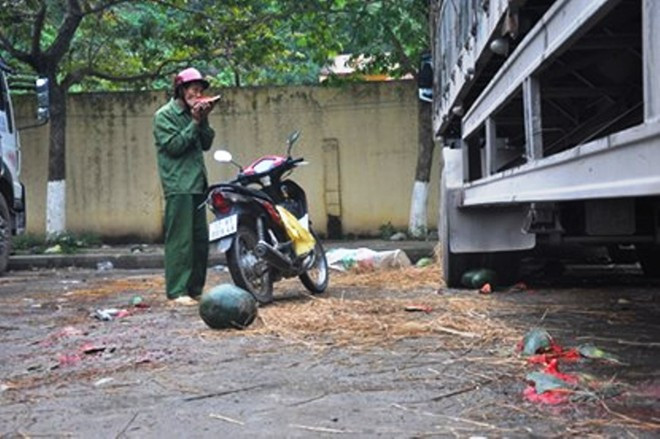 Một người đàn ông trong nhóm nghỉ ngơi, ăn dưa lót dạ.