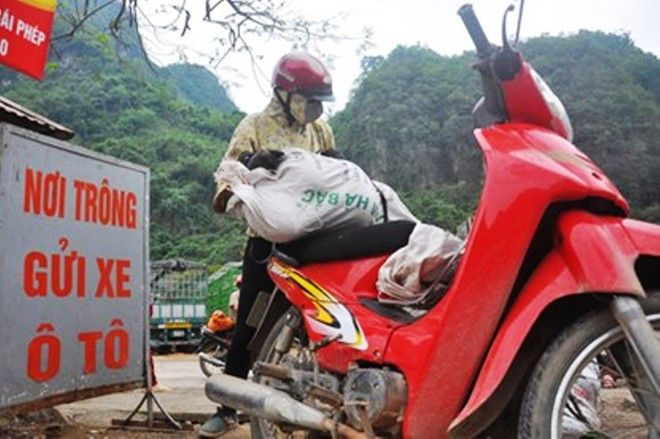 Ông Phạm Huy Thiệp, nhân viên giám sát cửa khẩu (thuộc Bộ đội biên phòng Tân Thanh, Lạng Sơn) cho biết: “Chúng tôi cũng có biết về việc làm trên rất nguy hiểm, và cuối năm vừa rồi cũng có người chết vì kiểu trèo xe mót nông sản. Song, ngoài việc tuyên truyền nhắc nhở, tổ công tác liên ngành chưa có biện pháp nào hiệu quả hơn”.