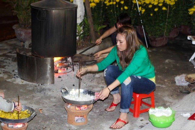 Nhiều vật dụng bình dị như bếp đun bánh, bếp than được gia đình cô sử dụng để đun bánh, nấu chè trái ngược với những đồ gia dụng hiện đại thường thấy trong các căn hộ cao cấp.