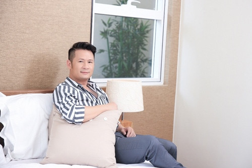 Ngoài ra, một mảng tường trong phòng được nhấn mạnh bằng giấy dán tường, màu sắc tinh tế. Cách bài trí tối giản mà hiện đại, giúp chủ nhân có giây phút thoải mái, thư giãn.