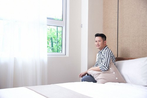 Được thiết kế dựa trên sở thích về màu sắc của chủ nhân, các vật dụng, đồ nội thất, trang trí phòng ngủ của ca sỹ Bằng Kiều chọn tông trắng chủ đạo, nhấn nhá màu be, nâu nhẹ, khiến căn phòng thêm rộng rãi.