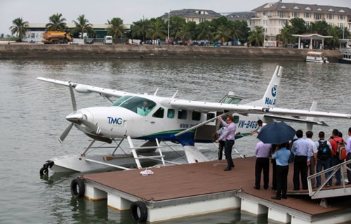 Một hình thức du lịch khác bằng thủy phi cơ, bay ngắm cảnh 25 phút khoảng 5 triệu đồng/người. Tùy vào thời gian di chuyển, mức giá sẽ tăng lên 7 triệu đồng (hành trình 40 phút).