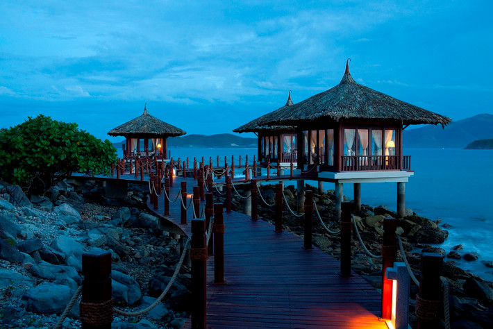 Vinpearl Luxury Nha Trang (Khánh Hòa) có 84 căn biệt thự tầm nhìn hướng biển, hồ bơi riêng với ghế tắm nắng và bàn mây sang trọng. Đây được xem là một trong nhiều điểm đến hoàn hảo và tuyệt đối riêng tư dịp nghỉ lễ dài ngày.