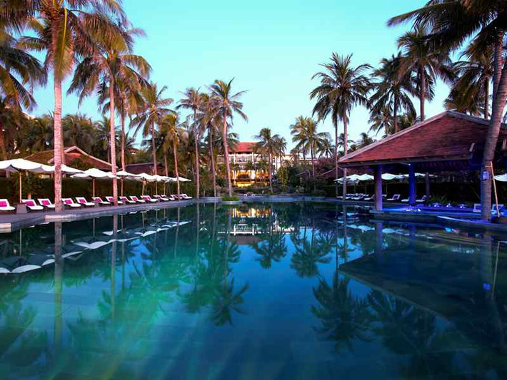 Khu nghỉ dưỡng cao cấp Amanoi Ninh Thuận nhìn ra vịnh Vĩnh Hy có hệ thống khách sạn, nhà biệt thự, nhà hàng sang trọng, sân tennis, trung tâm giải trí dưới nước...