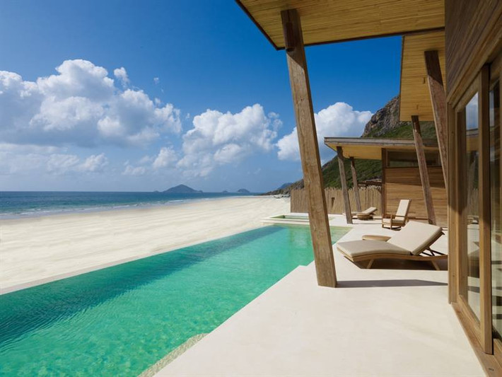 Được ví như chốn bồng lai tiên cảnh, Six Senses Con Dao, Côn Đảo là khu nghỉ dưỡng năm sao với 50 biệt thự làm bằng gỗ. Các biệt thự sang trọng với hồ bơi riêng tạo cảm giác vô tận và tầm nhìn không cản tầm mắt ra biển.