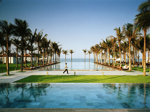 The Nam Ha, Hội An (Quảng Ngãi) với 100 phòng dạng biệt thự, thiết kế theo phong cách nhà rường cách tân, hướng ra biển được nhiều du khách trong và ngoài nước yêu thích. Nhiều người sẵn sàng chi trên chục triệu đồng/phòng/ngày để ở đây.