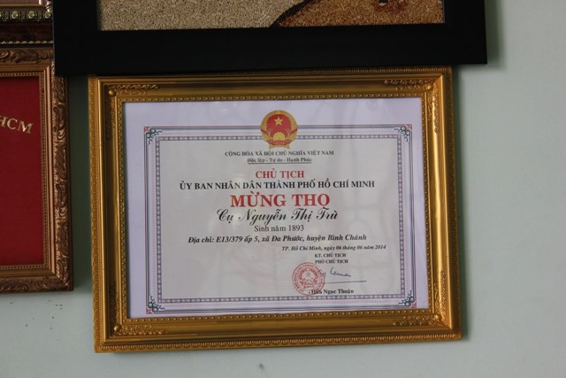 Bằng mừng thọ của Chủ tịch UBND TPHCM dành cho cụ Trù năm 2014.