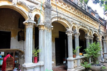 Cách trung tâm Hà Nội khoảng 10km, làng Đông Ngạc (Từ Liêm) hiện còn khá nhiều ngôi nhà cổ có tuổi đời cả trăm năm, với những nét độc đáo, xen lẫn giữa kiến trúc truyền thống và phương Tây.