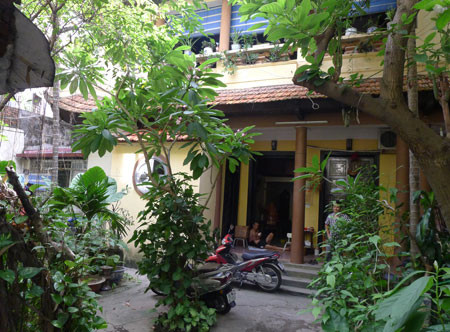 Nằm trên diện tích hơn 500m2, đây là ngôi nhà vườn cổ duy nhất ở Hà Nội đã tồn tại ngót một thế kỷ.