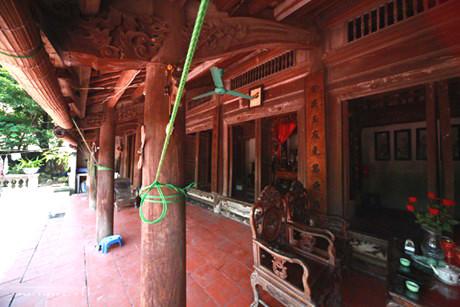 Một trong nhiều ngôi nhà cổ ở làng được xây dựng từ những năm 1739, chúng đều được làm bằng gỗ lim quý. Ảnh: HNT.