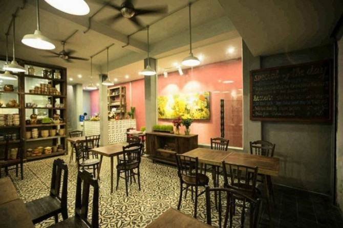 Nhiều món đồ nội thất, trang trí có sự kết hợp hài hòa giữa hai yếu tố hiện đại và truyền thống, khiến nơi đây thành không gian được nhiều người yêu thích.
