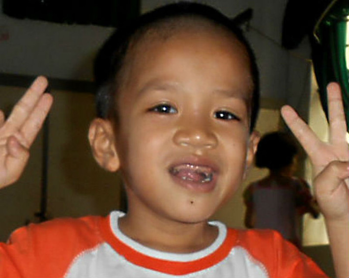 Nụ cười trẻ thơ, vô tư, hồn nhiên.