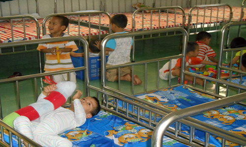 Năm bảo mẫu tạm bị đình chỉ gồm Vũ Thị Quý (52 tuổi), Trần Thị Thu Trinh (44 tuổi), Nguyễn Thị Lan (46 tuổi), Nguyễn Thị Bảo Châu và Lưu Thị Hà.