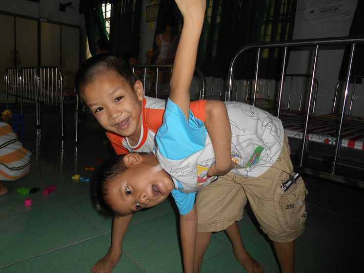 Làm dáng khi được phóng viên chụp hình.