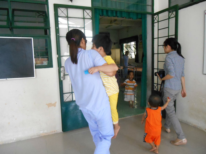 Trung tâm đã đình chỉ 5 bảo mẫu khoa Măng Non liên quan đến việc đánh trẻ, điều bảo mẫu từ các khoa khác sang hỗ trợ, chăm sóc các cháu.