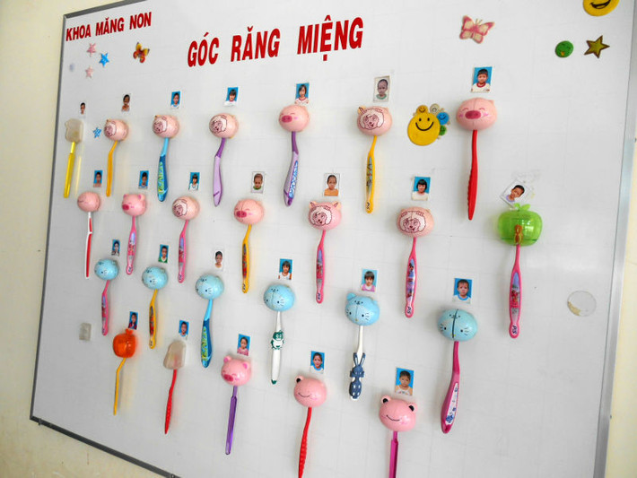 Vật dụng vệ sinh răng miệng cho bé