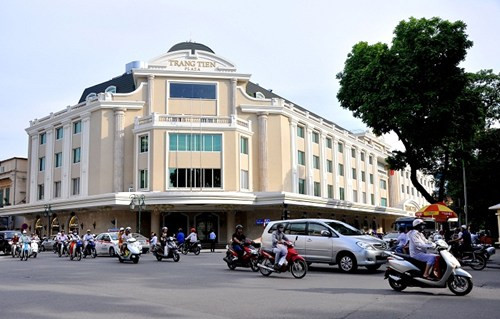 Bên cạnh đó, nhiều hoạt động về thời trang cũng diễn ra trong dịp nghỉ lễ. Tại Tràng Tiền Plaza Hà Nội, đêm thời trang thể thao ngày 28/4/2015 giới thiệu bộ sưu tập mới của nhãn hàng Phoenix, Lotto, Lining, Adidas, 361, Hengten, Louis Castel, đồng thời các thương hiệu này sẽ giảm giá cho khách hàng lên tới 50%.