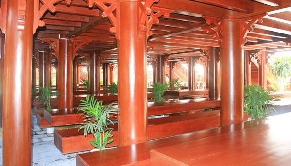 Nhà có 7 gian với 16 cột cái đường kính 45cm, hệ thống cột quân và cột hiên rộng 40cm. Bao quanh nhà là 200 mét tường bê tông vững chắc. Ảnh: ĐSPL.