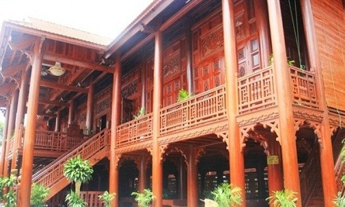 Người dân tại phố núi Điện Biên từng vô cùng choáng ngợp trước độ chịu chơi của một vị đại gia khi chi gần 200 tỉ đồng để dựng căn nhà gỗ vô cùng hoành tráng. Ngôi nhà gỗ độc đáo này được thiết kế dạng nhà sàn, trải rộng trên diện tích gần 500 m2, nằm trong một khu du lịch sinh thái của Điện Biên.