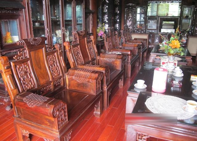 Toàn bộ hệ tủ được khảm trai, bàn ghế được làm từ gỗ quý. Ảnh: Gia đình Việt Nam.