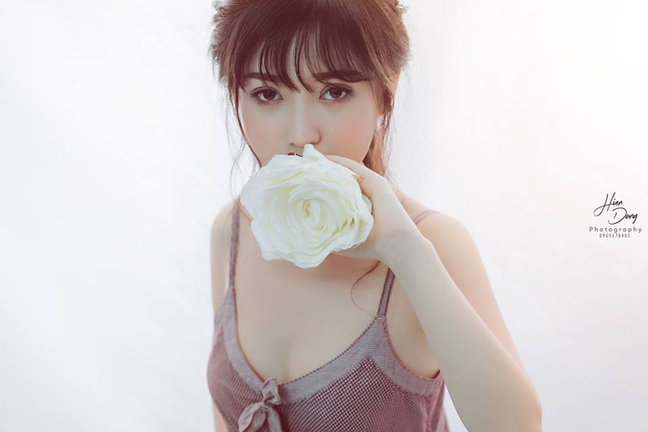 Nguyễn Châu Mỹ Mỹ tiết lộ, bức hình được chụp tại văn phòng nơi cô đang làm việc. Lý giải về trang phục của mình, Mỹ cho hay: "Trang phục hôm đó là do tính chất công việc nên mình mới mặc như vậy chứ ngày thường đi làm mình vẫn mặc trang phục đúng quy định của công ty".