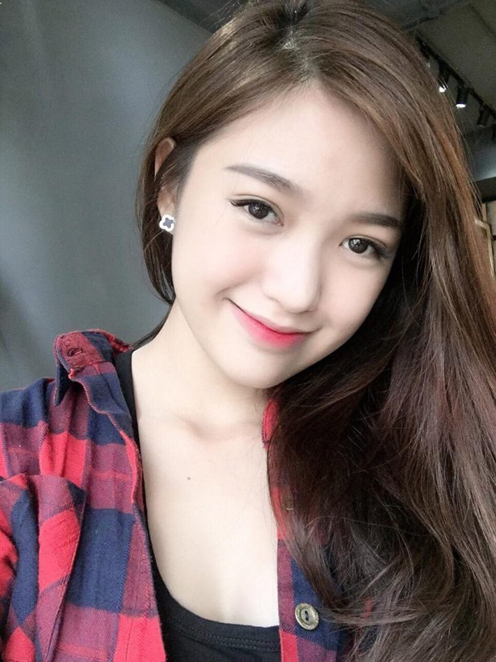 Mỹ Mỹ thu hút ánh nhìn nhờ làn da trắng và nụ cười duyên dáng.