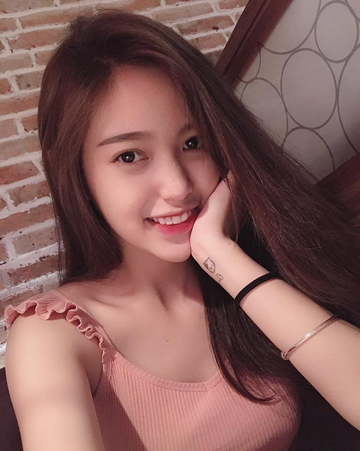 Nhan sắc hút hồn của hot girl xinh đẹp.