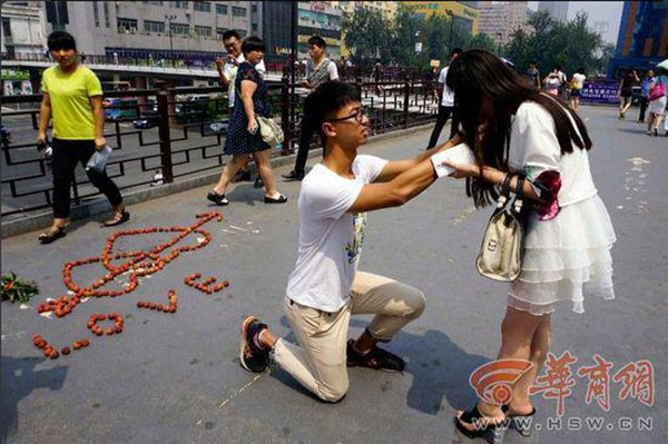 Dường như "mốt" cầu hôn bằng trái cây vẫn chưa "hạ nhiệt", khi anh chàng tên Đông, 24 tuổi đến từ Trung Quốc, cũng đã có một màn cầu hôn hoành tráng với bạn gái mình bằng vải thiều - loại quả mà bạn gái anh yêu thích. Cũng như anh chàng trái bưởi, anh chàng vải thiều cũng không nhận được cái gật đầu của cô bạn gái. Tất cả những gì cô gái này làm là chỉ ăn một quả vải và vẫn quyết định từ chối lời cầu hôn. Ảnh: HSW.