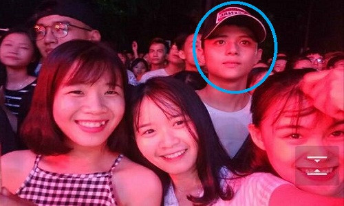 Theo tài khoản đăng tải thông tin "tìm kiếm hot boy", thì bức hình được chụp trong một buổi ca nhạc. Không có bất kỳ gợi ý nào ngoài bức hình một chàng trai đang chăm chú theo dõi các tiết mục trên sân khấu. Ngoài ra, tài khoản này cho rằng anh chàng hot boy kia học trường đại học Thủy Lợi (Hà Nội).