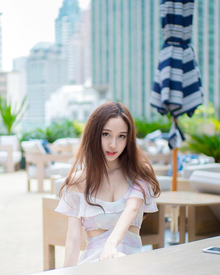 Cũng nhờ nhan sắc hơn người, hot girl người Thái nhận được một số lời mời làm mẫu ảnh cho các nhãn hàng thời trang.
