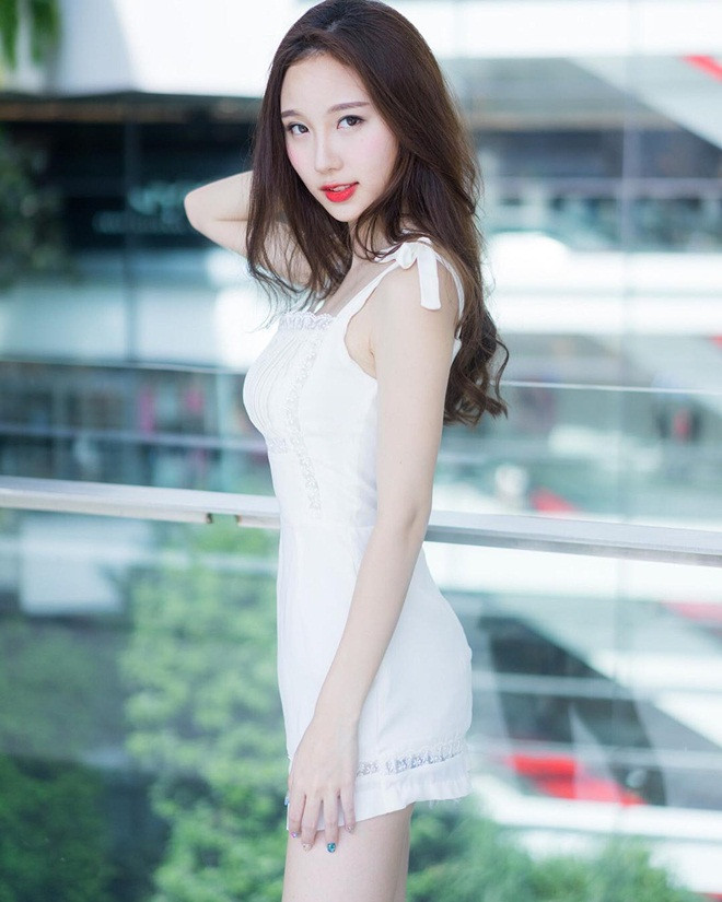 Những ngày gần đây, cư dân mạng Thái Lan, Trung Quốc đang truyền tay nhau những bức ảnh của một hot girl Thái Lan chân dài, da trắng, mặt xinh.
