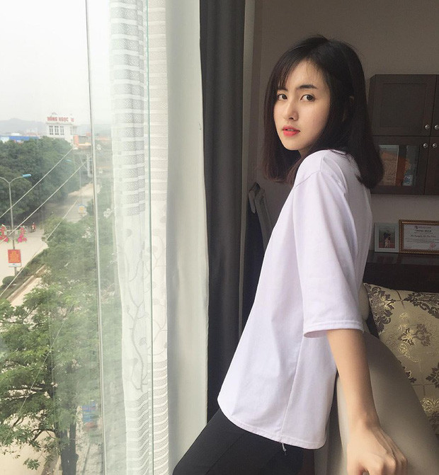 Với vẻ đẹp nữ tính, mong manh và đôi mắt có hồn, nhan sắc của Trần Thu Trang đã chiếm được nhiều cảm tình của dân mạng. Các bức hình chụp cô bạn 10x luôn nhận nhiều phản hồi tích cực.