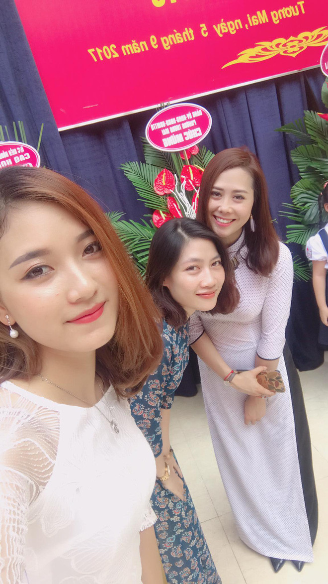 Ngày khai giảng vừa qua, cô được giao đảm nhận vai trò MC dẫn dắt buổi lễ. Nụ cười hiền, giọng nói trầm ấm, cô giáo xinh đẹp này nhanh chóng dành được thiện cảm của nhiều người.