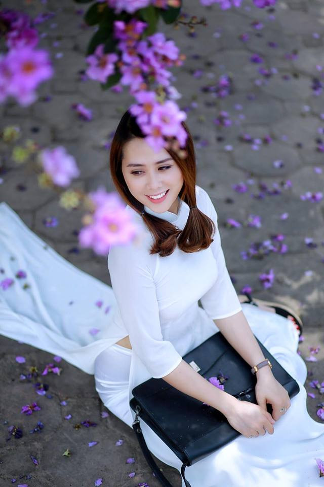 Gương mặt đẹp hút hồn, với các đường nét hài hoà, Thúy Quỳnh còn gây thiện cảm tốt với nụ cười như tỏa nắng.