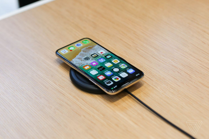 Trên các diễn đàn, trang mạng Việt, chủ đề liên quan đến những "trái táo mới" iPhone 8, iPhone X, iPhone 8 Plus nóng ran. Nhiều ý kiến cho rằng, bên cạnh sự hòa nhập tích cực vào thế giới công nghệ cao của những người sáng tạo, giới trẻ Việt còn có một bộ phận không nhỏ những đua đòi, chỉ biết chạy theo công nghệ cao một cách mù quáng. Ảnh: Theverge.