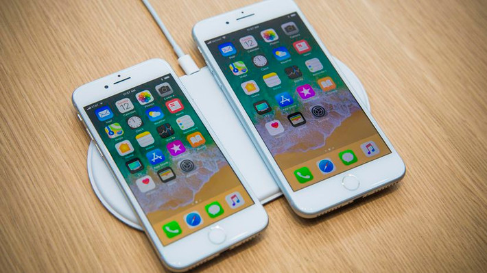 Ngoài những tranh luận về việc sinh viên có nên mua chiếc smartphone mới không thì những điểm mới trong thiết kế của 3 "trái táo" cũng được bàn luận sôi nổi. Trong đó, đặc điểm camera, nhận diện khuôn mặt hay công nghệ sạc không dây của thiết bị được dân tình "mổ xẻ" liên tục. Ảnh: Cnet
