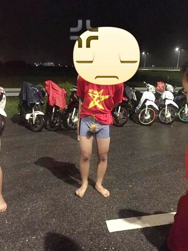 Rất nhiều người cho rằng, những bạn trẻ này đã làm hỏng hình ảnh của những người mê du lịch bụi, du lịch phượt. Tuy khoác trên mình chiếc áo đỏ, sao vàng nhưng lại có những hành động đáng chỉ trích, lên án.