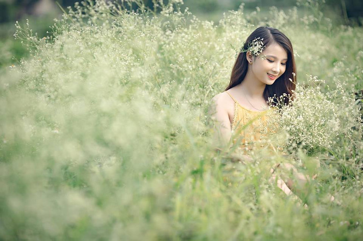 Không chỉ thu hút người đối diện bởi ngoại hình duyên dáng, Linh Trang còn có màn đối đáp ngọt lịm với khách hàng. Trong đoạn video, khi vị khách nam hỏi mua mũ và khăn kết hợp với 100.000 đồng, anh chàng đã trêu cô "nếu anh mua khăn rồi, em có cưới anh không", 9X xinh đẹp nở nụ cười tươi tắn và đáp "có".