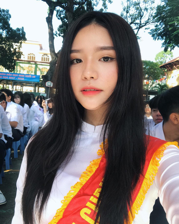 Một nữ sinh xinh đẹp khác trong lễ khai giảng 2017 - 2018.